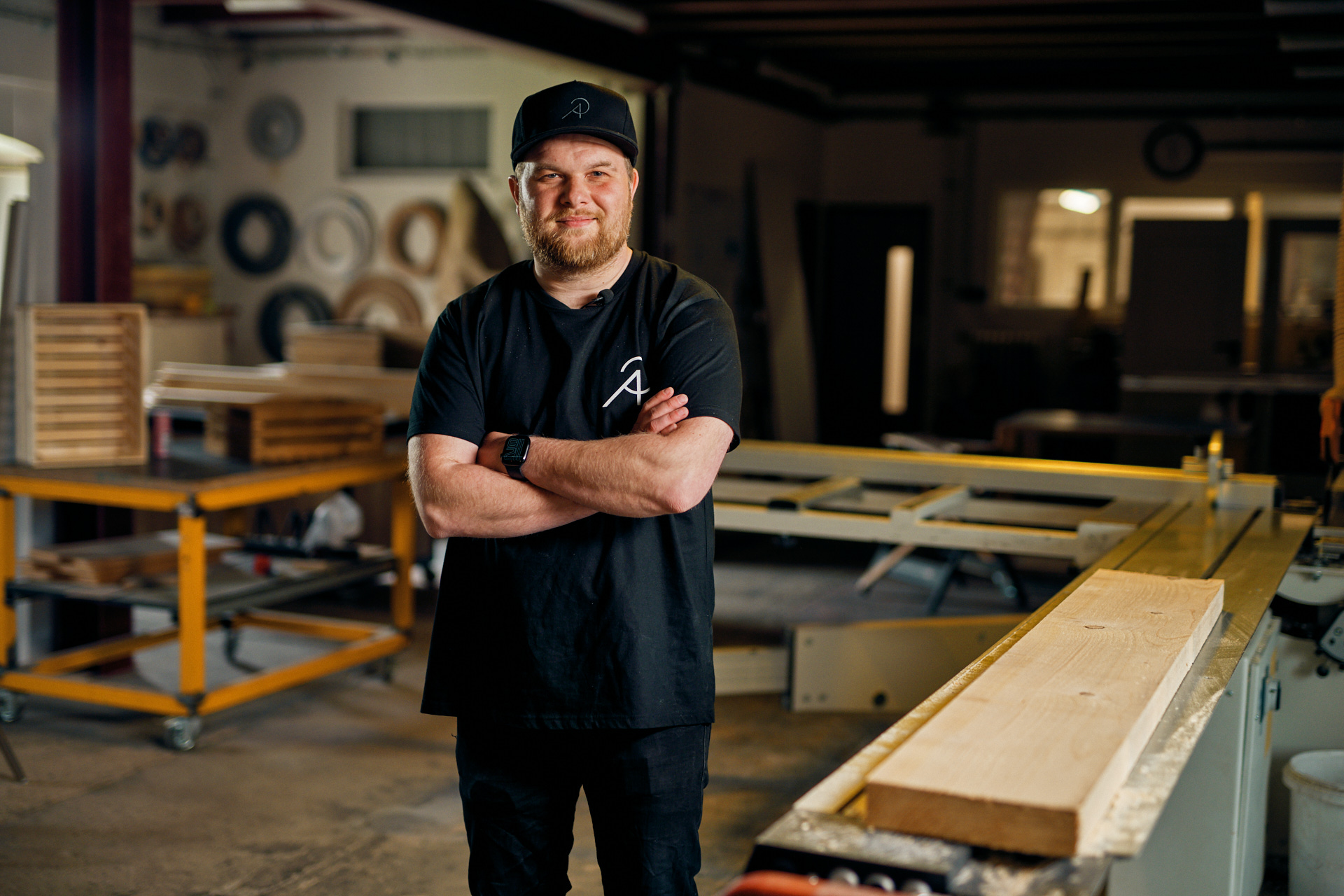 Majitel AP Interiéry v truhlárně